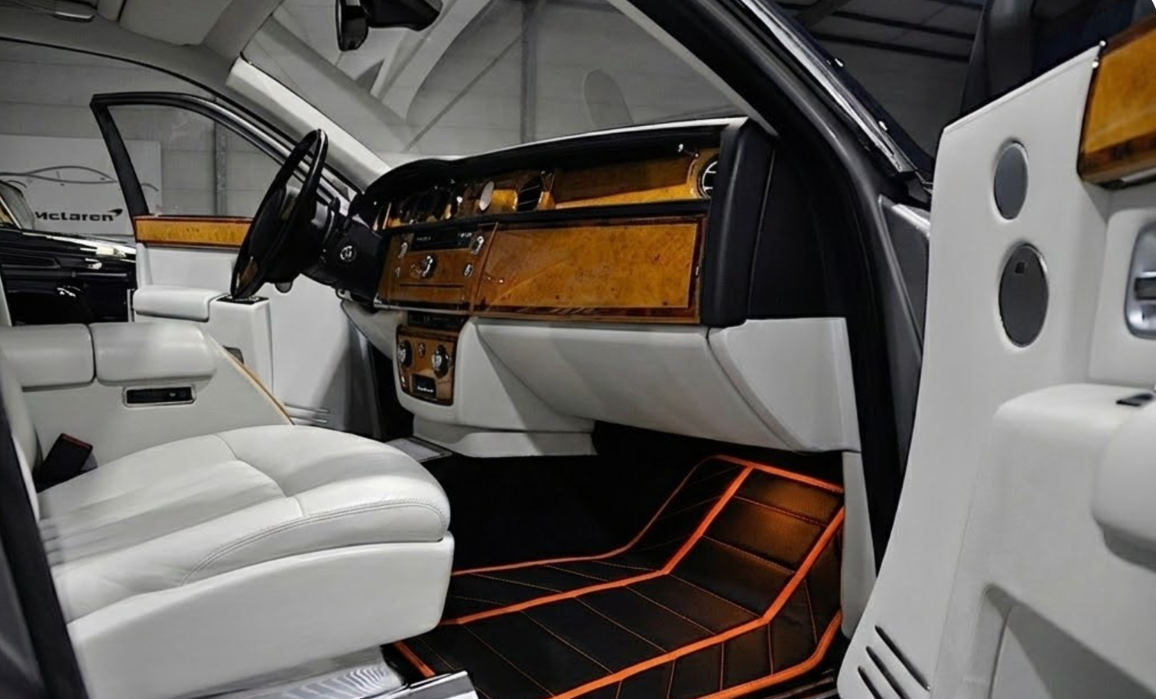 Schwarze Fußmatten für Rolls Royce Black Badge Phantom Orange Alcantara - AutoWin