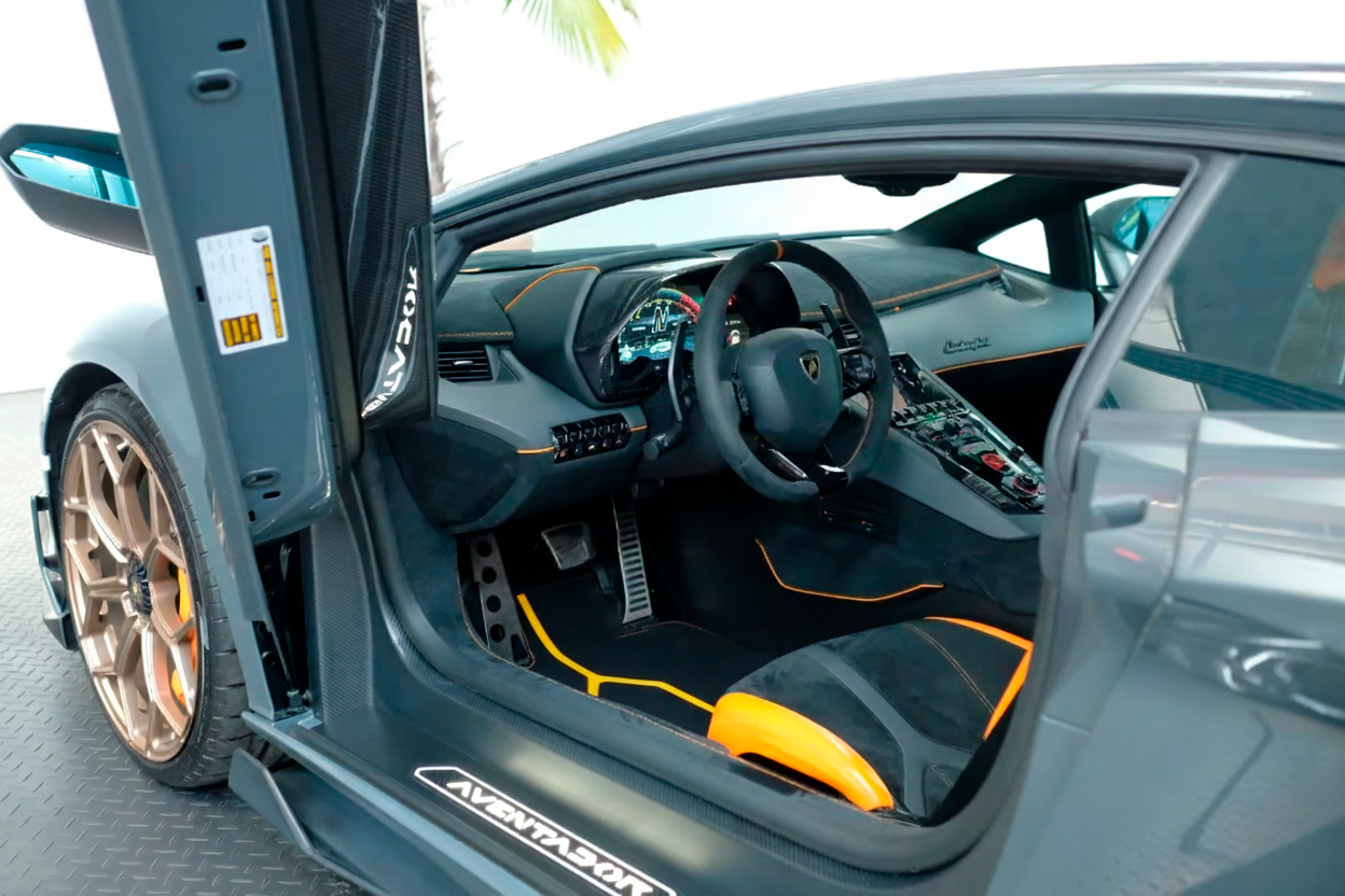 Anpassbare Lederfußmatten mit Dreiecksmuster für Lamborghini Huracan EVO (2019-2024) - AutoWin