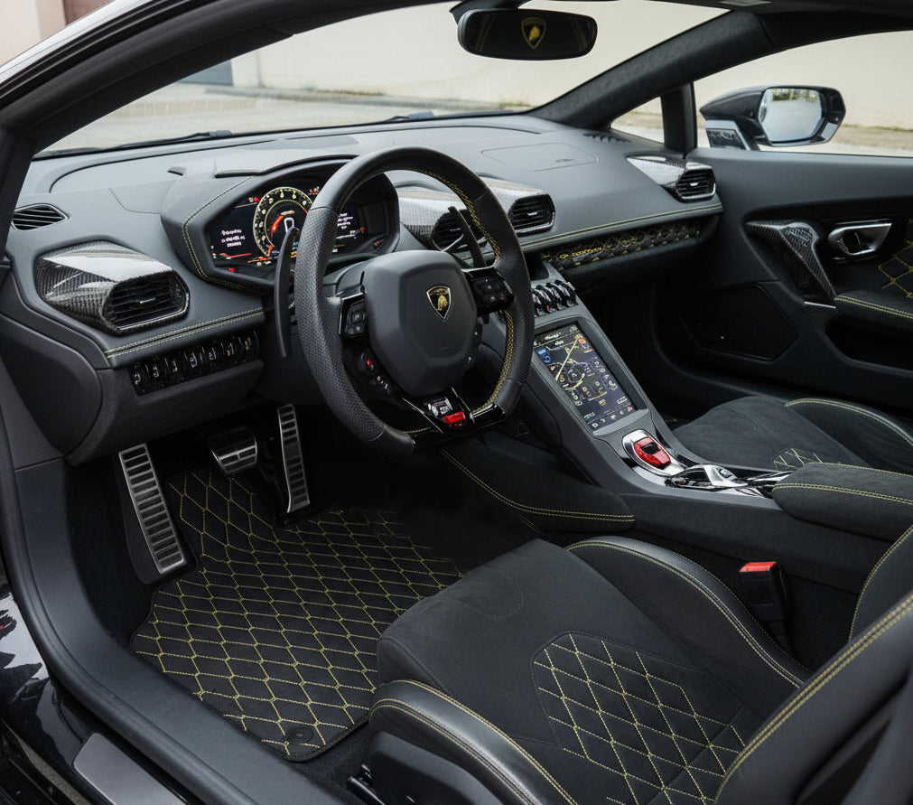 Anpassbare Lederfußmatten mit Dreiecksmuster für Lamborghini Huracan EVO (2019-2024) - AutoWin