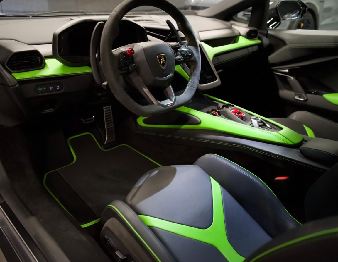 Anpassbare Lederfußmatten mit ER56-Muster für Lamborghini Revuelto (2024-2025) - AutoWin