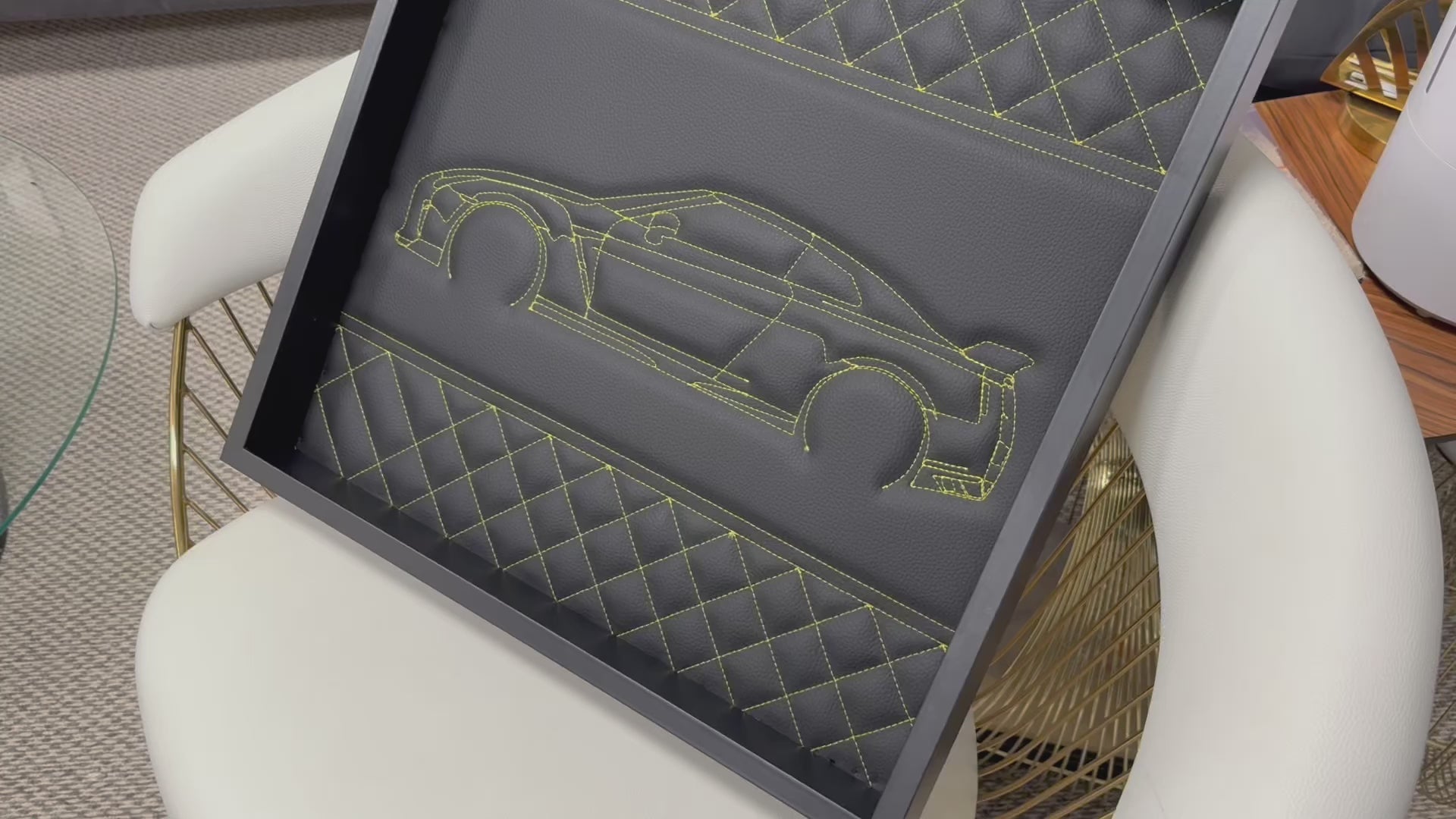 Art mural en cuir noir inspiré de la Nissan GTR : Décor de luxe avec coutures jaunes brodées - ER56 Design