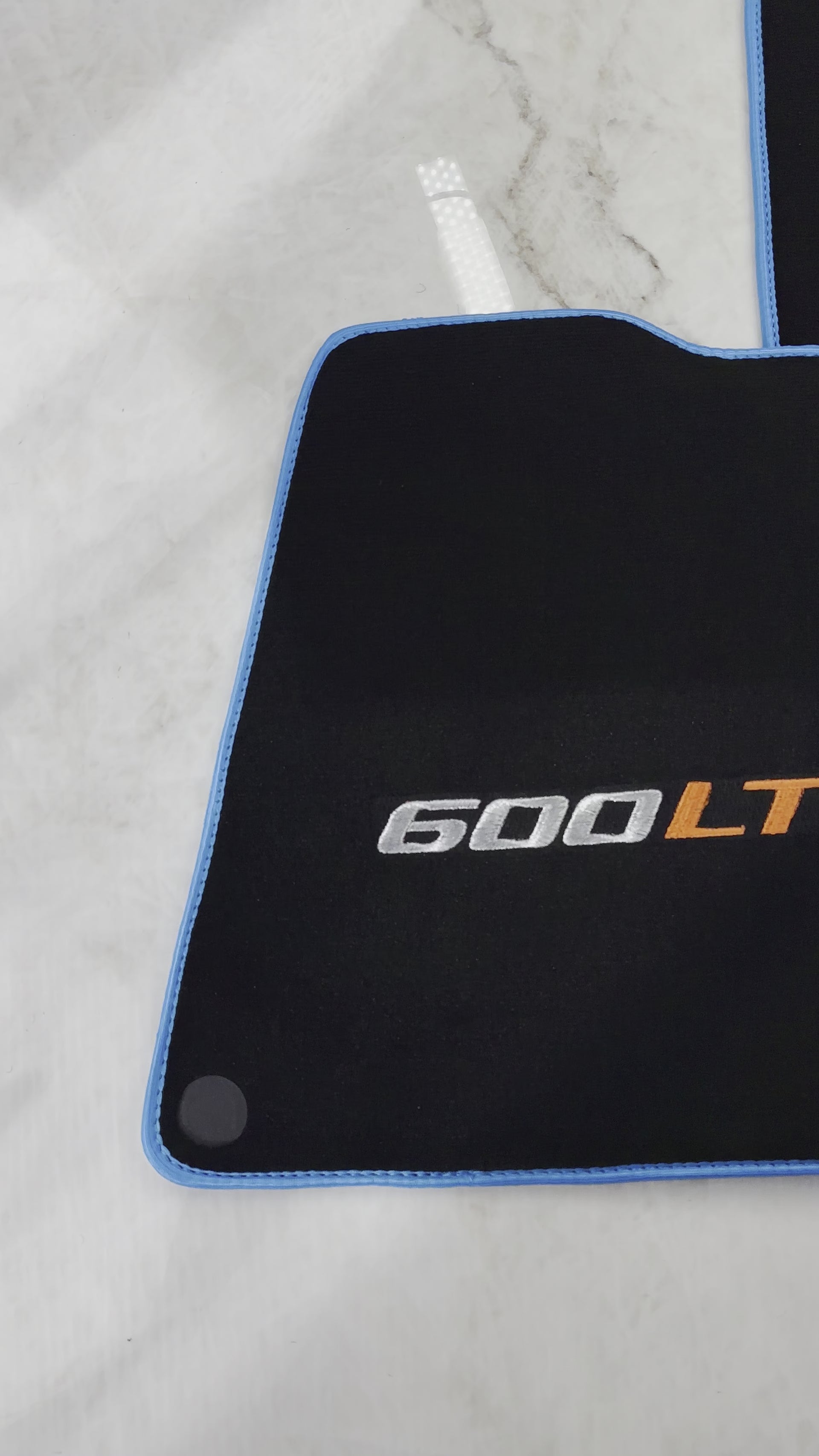 Tapis de voiture noirs pour McLaren 600 LT (2018-2020) avec bordure bleue - AutoWin.EU