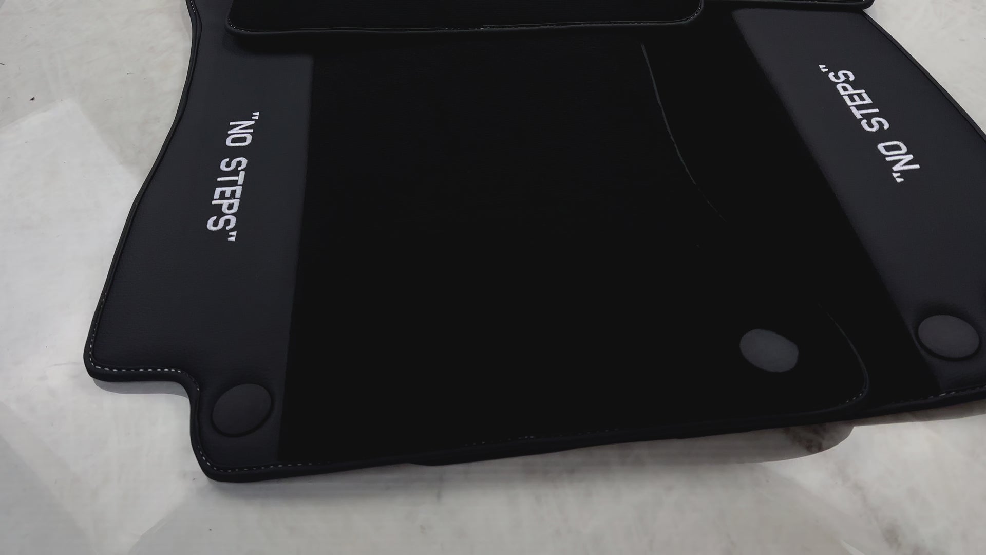 Alfombrillas de coche negras para Mercedes Benz E-Class W213 Sedan (2020-2023) Híbrido | Logo fluorescente "SIN ESCALONES" - AutoWin