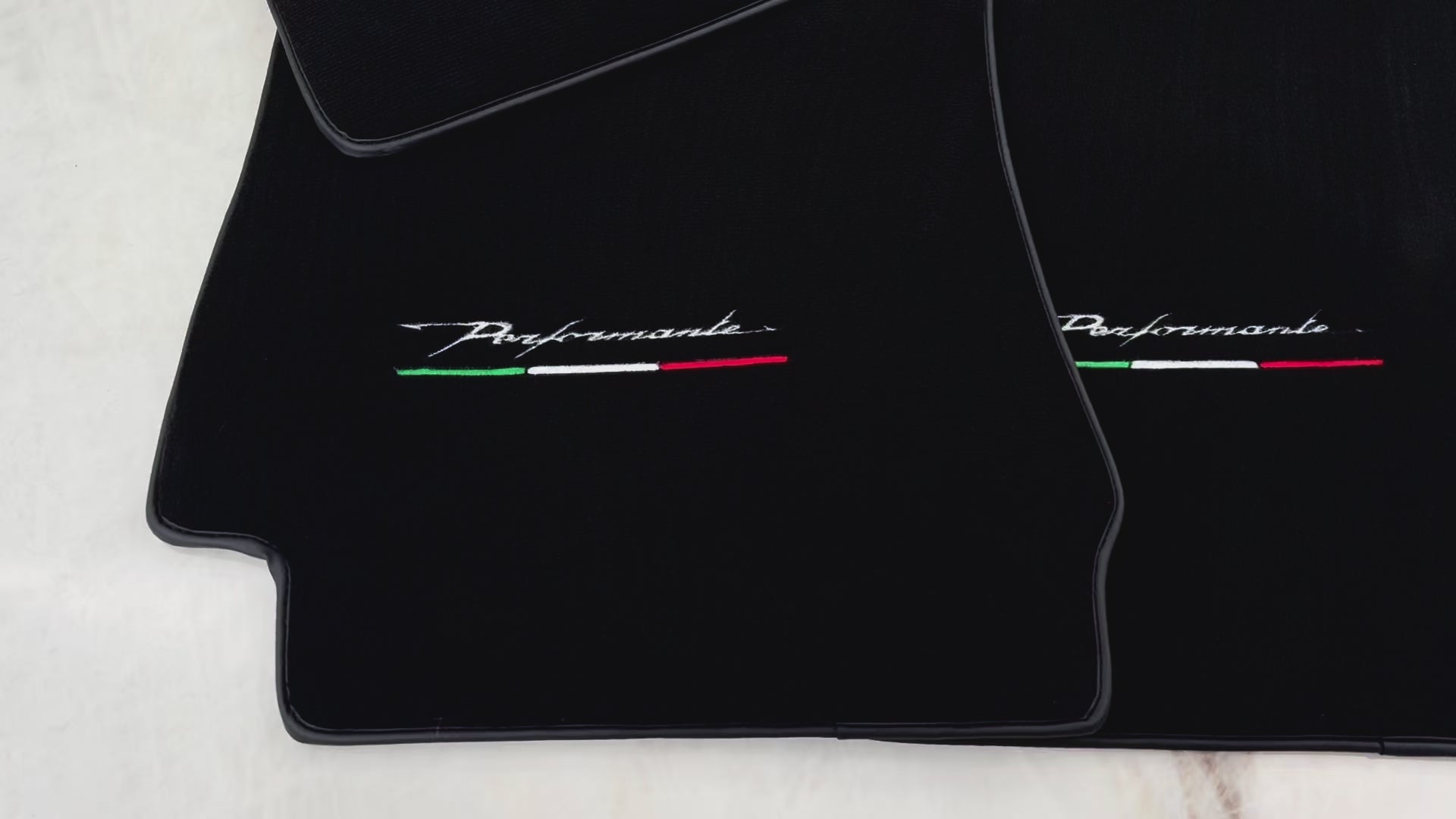 Tappetini per auto neri personalizzabili per Alfa Romeo 4C (2013-2024) Spider - AutoWin.EU