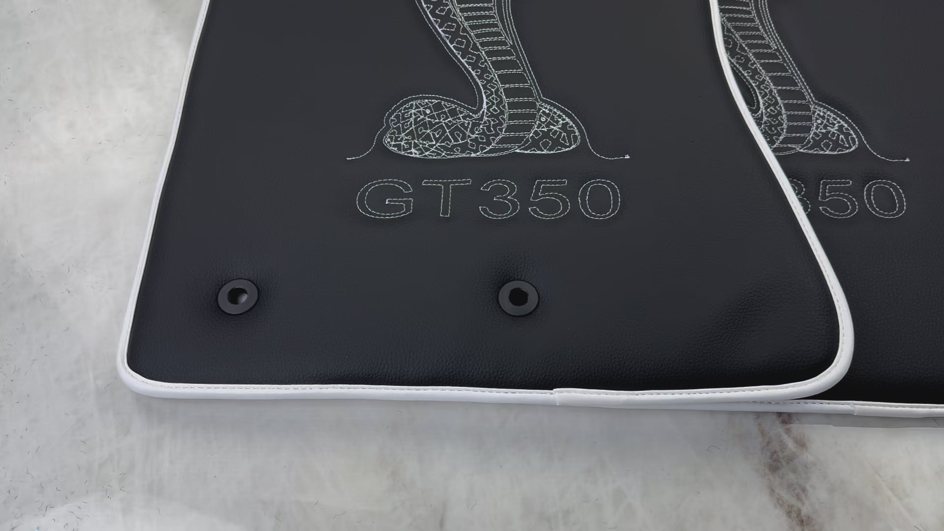 Tappeti in pelle per Ford Mustang GT350 Shelby (2015-2021) con cucitura Cobra | Bordo bianco - ER56 Design