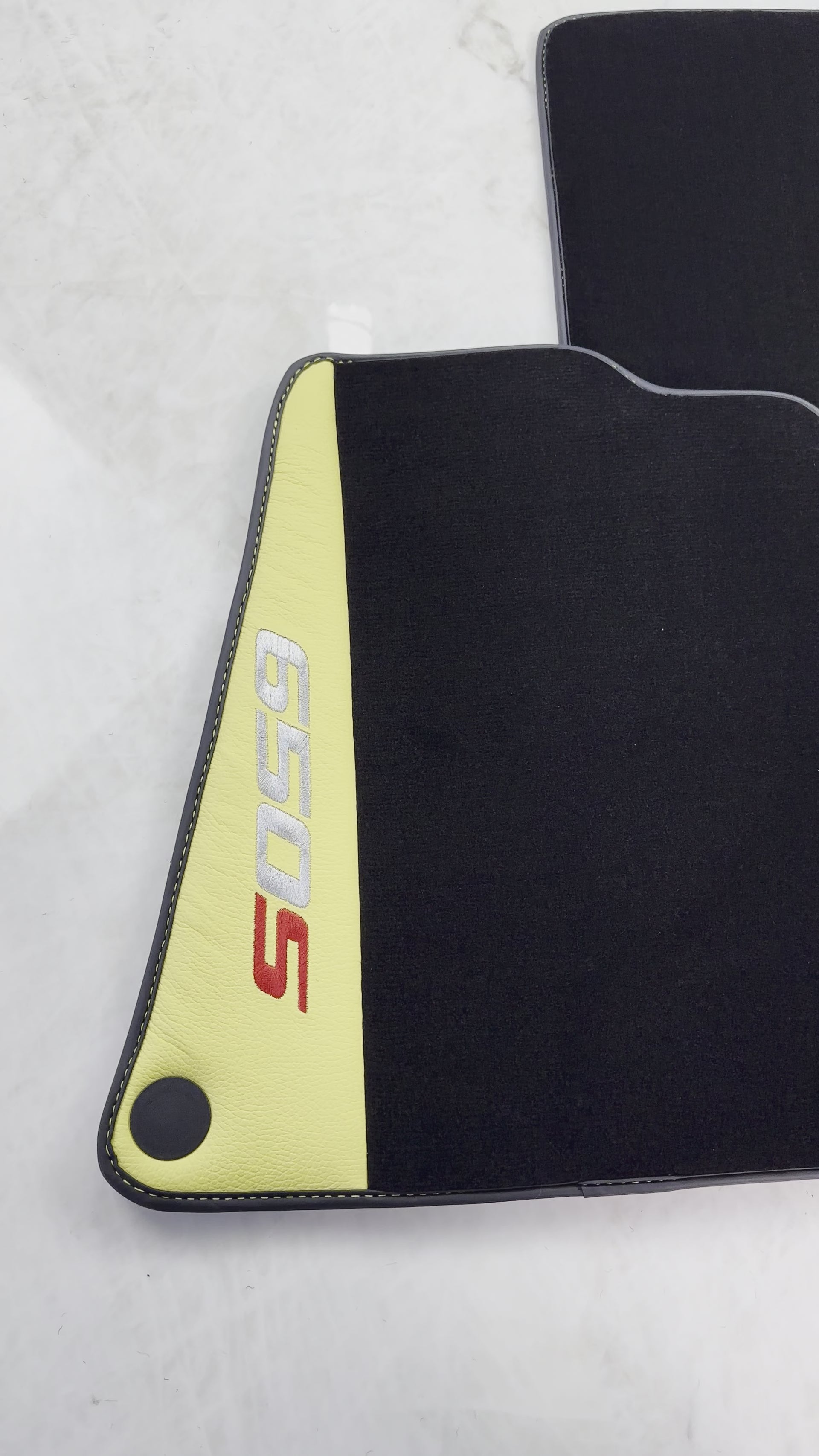 Tapis de voiture noirs pour McLaren 650S sur mesure avec cuir jaune - AutoWin.EU