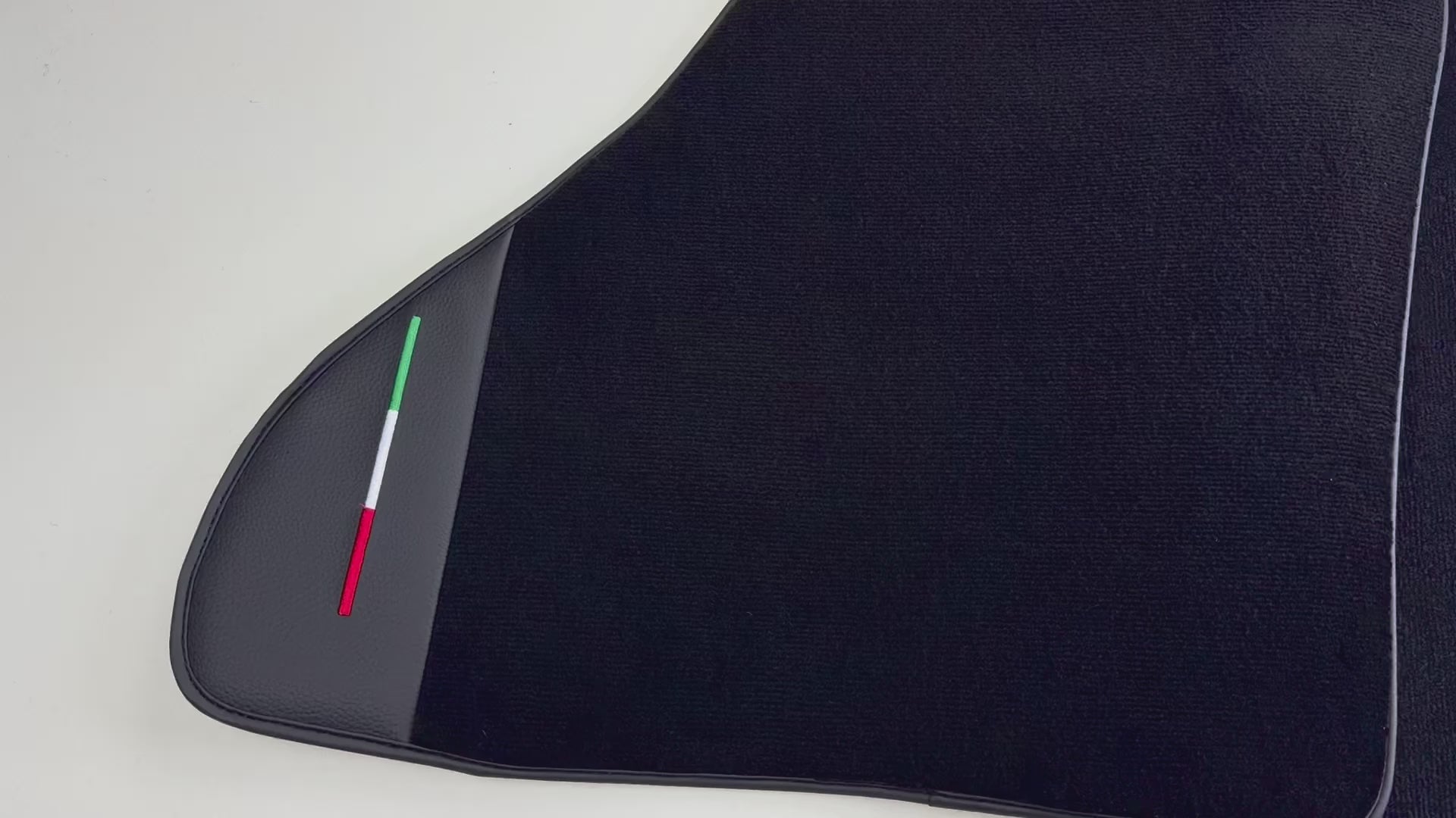 Tappetini neri per auto per Ferrari Mondial Convertible (1983-1993) in pelle | Edizione Italiana - AutoWin.EU