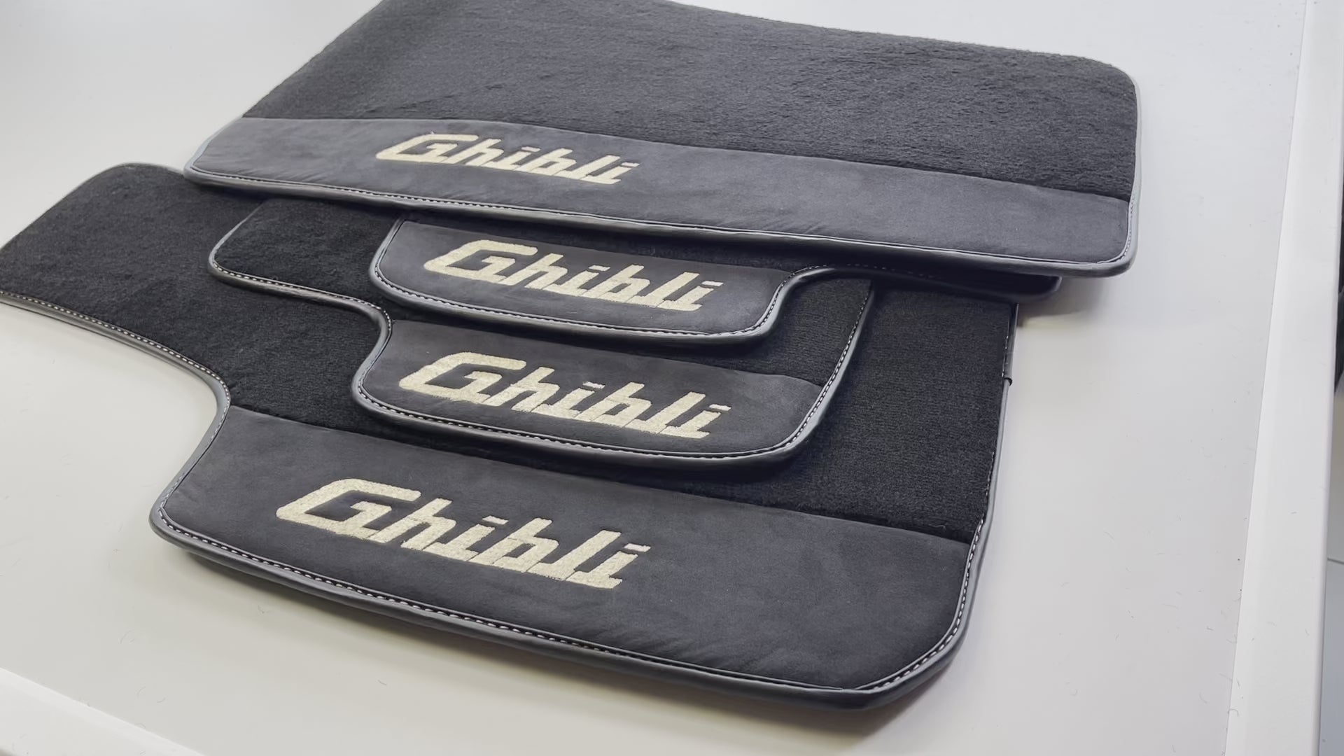 Alfombrillas negras para coches para Maserati Ghibli (2013-2022) con cuero Alcántara - AutoWin