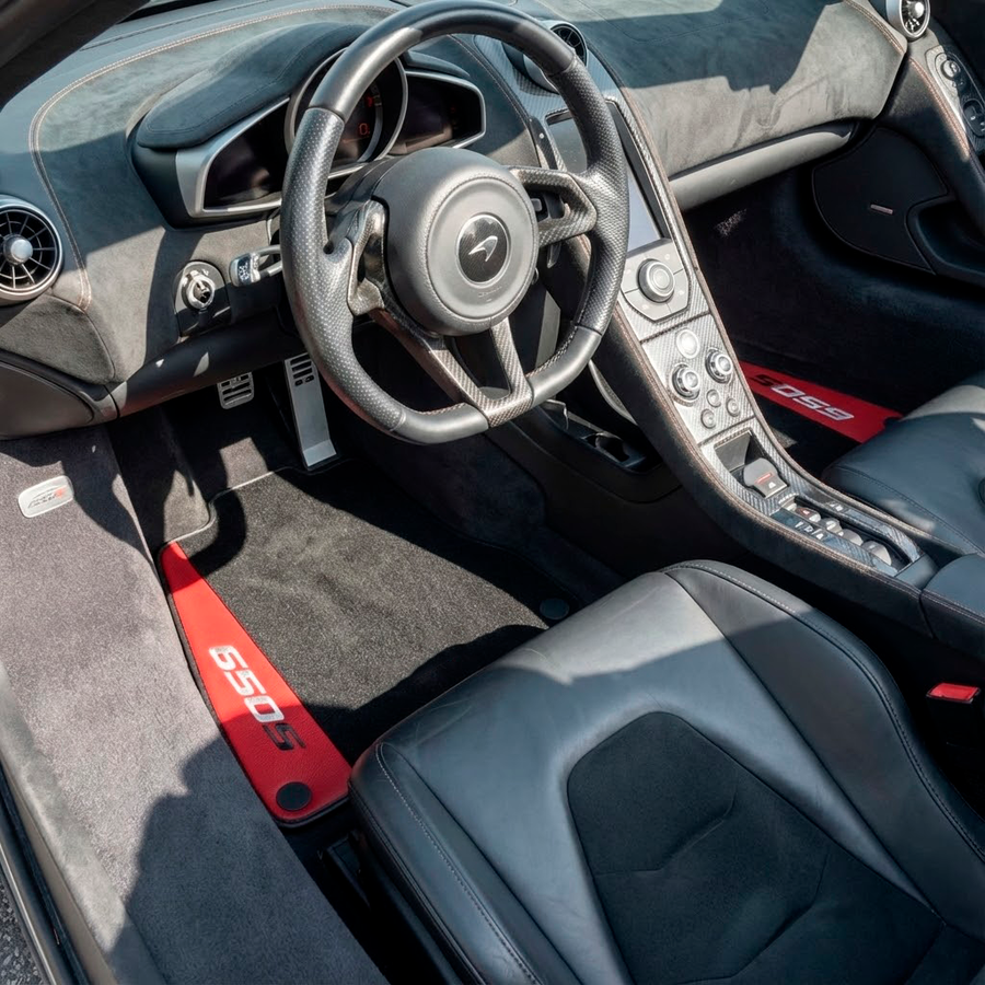 Alfombrillas de coche negras para McLaren 650S negras a medida con cuero rojo
