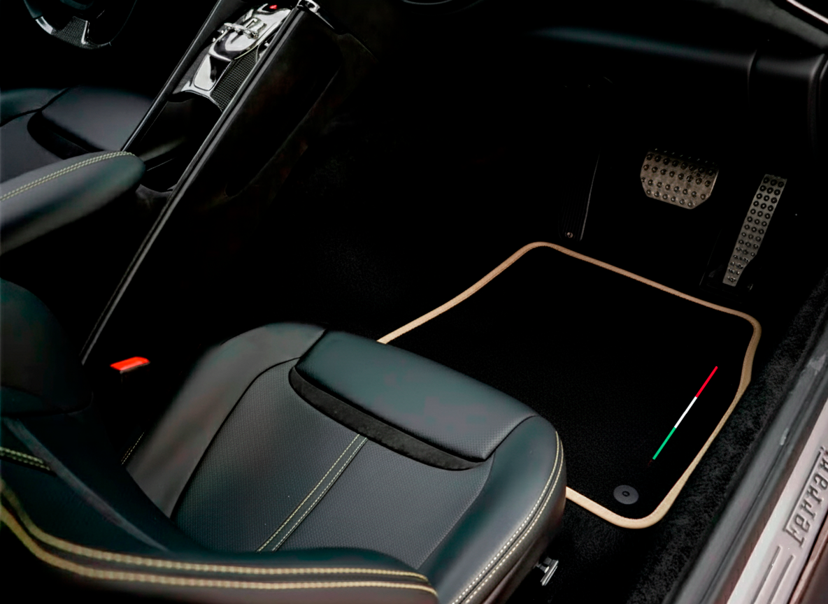 Tapis de voiture noirs pour Ferrari GTC4 Lusso (2016-2023) Édition italienne avec finitions rouges - AutoWin