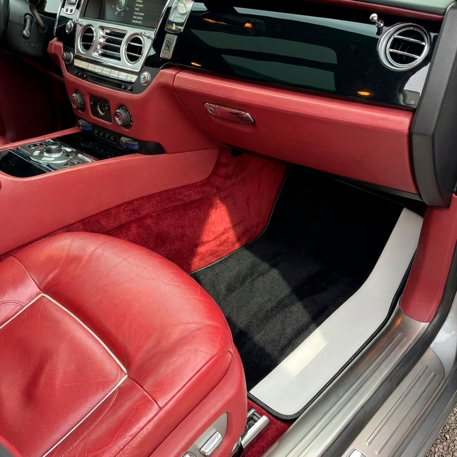 Schwarze Fußmatten für Rolls Royce Ghost Serie I (2010–2020) mit weißem Leder