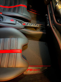 Tappetini in moquette neri con fibra di carbonio per Ferrari F8 Tributo (2019-2023)