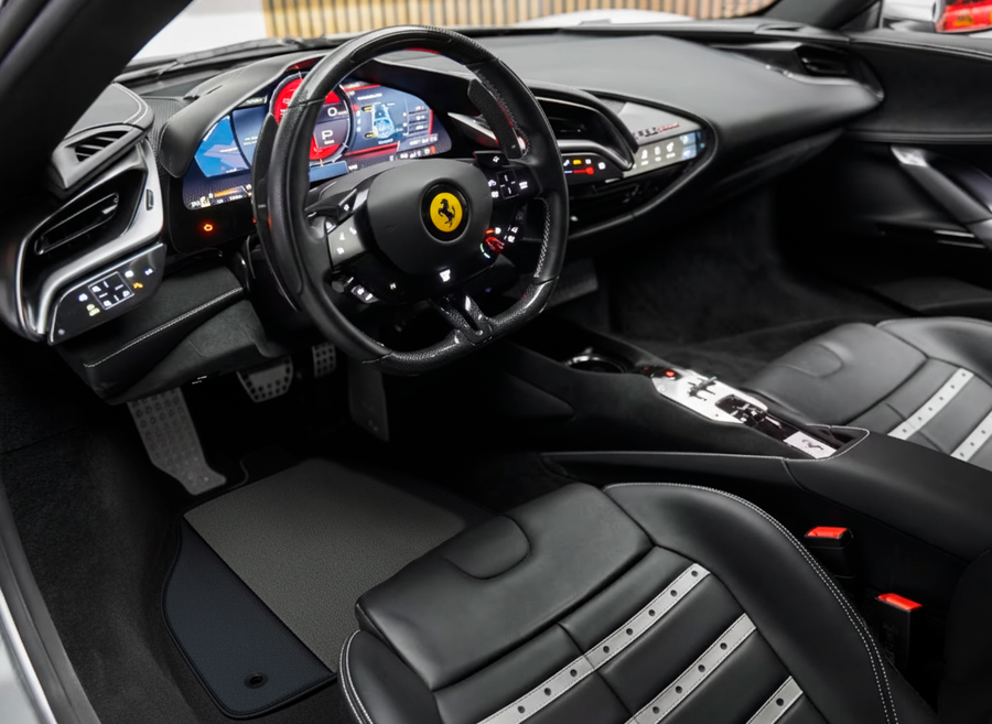 Tapis de voiture gris pour Ferrari SF90 Stradale (2019-2024)