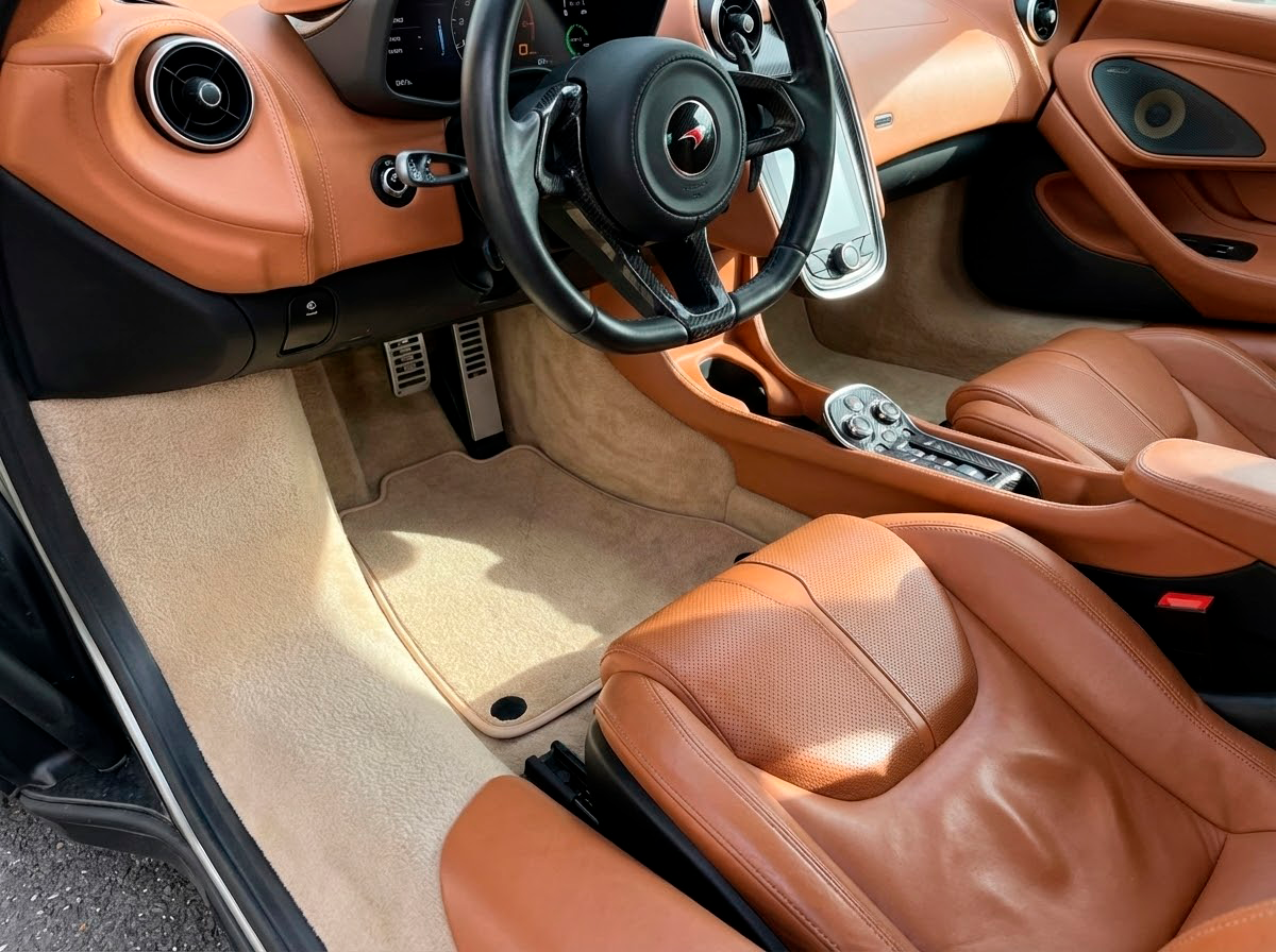 Tapis de voiture noirs pour McLaren 570S (2015-2021) avec cuir rouge - AutoWin