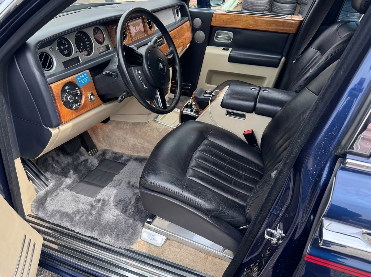 Alfombrillas de piel de oveja gris oscuro para Rolls Royce Phantom VIII (2017-2024) Diseño Er56