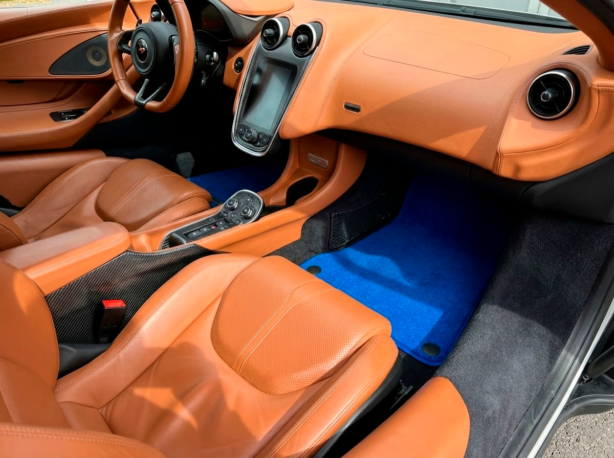 Tapis de voiture noirs pour McLaren 570S (2015-2021) avec cuir rouge - AutoWin