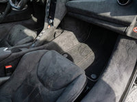 Fußmatten für McLaren 750S (2023-2025) Alcantara Schwarz, maßgeschneiderte Teppiche mit orangefarbenen Nähten