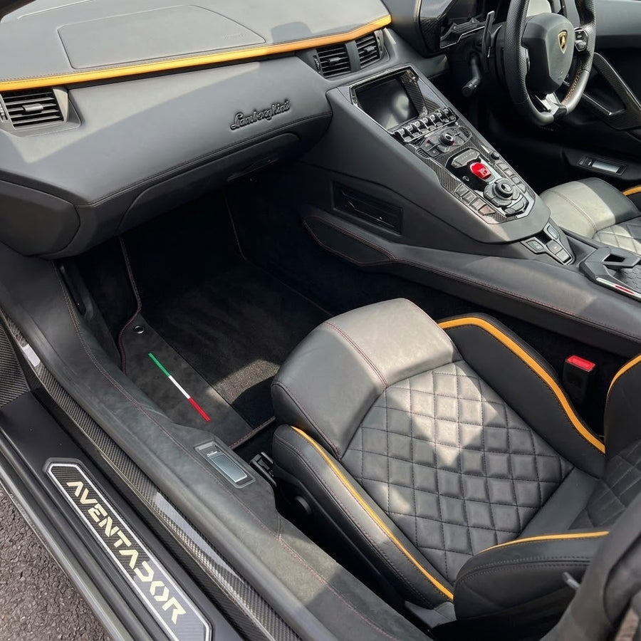 Alfombrillas de coche negras personalizables para Lamborghini Aventador SVJ con cuero Alcántara