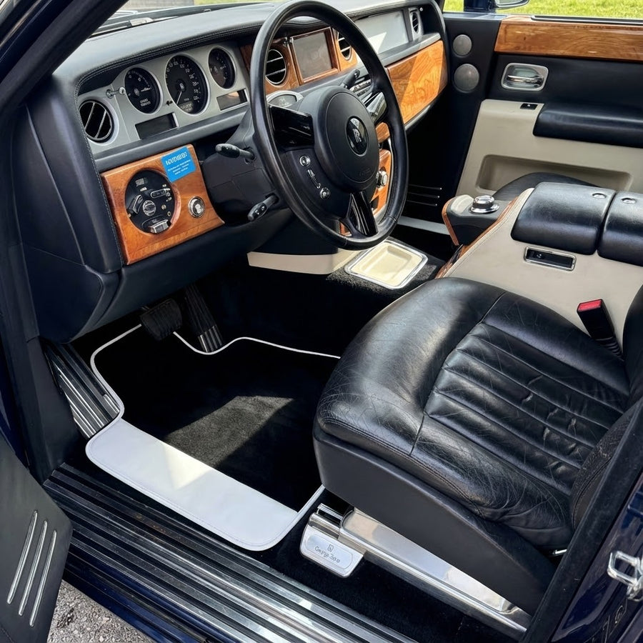 Schwarze Fußmatten für Rolls Royce Phantom Drophead Coupe 2007-2016 mit weißem Leder | Weißer Rand