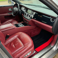 Tapis de voiture noirs personnalisés pour Rolls Royce Ghost Series II (2021-2024) avec Alcantara rouge