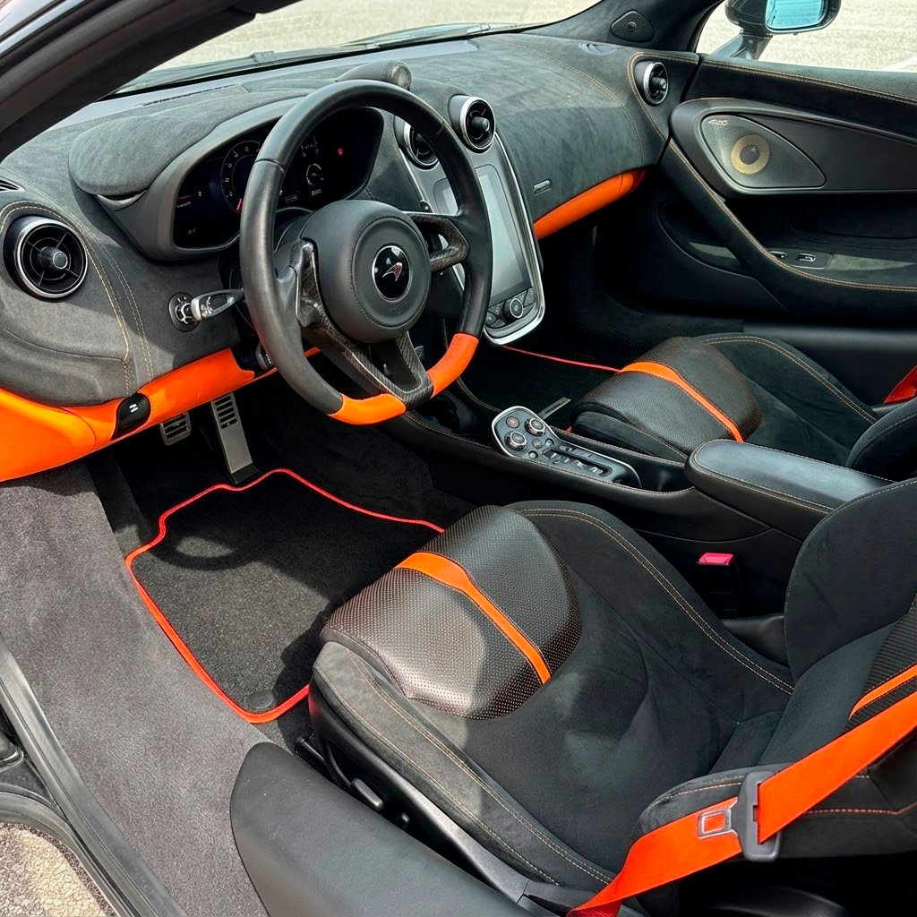 Mats para McLaren 570S (2015-2021) negros a medida con ribete rojo