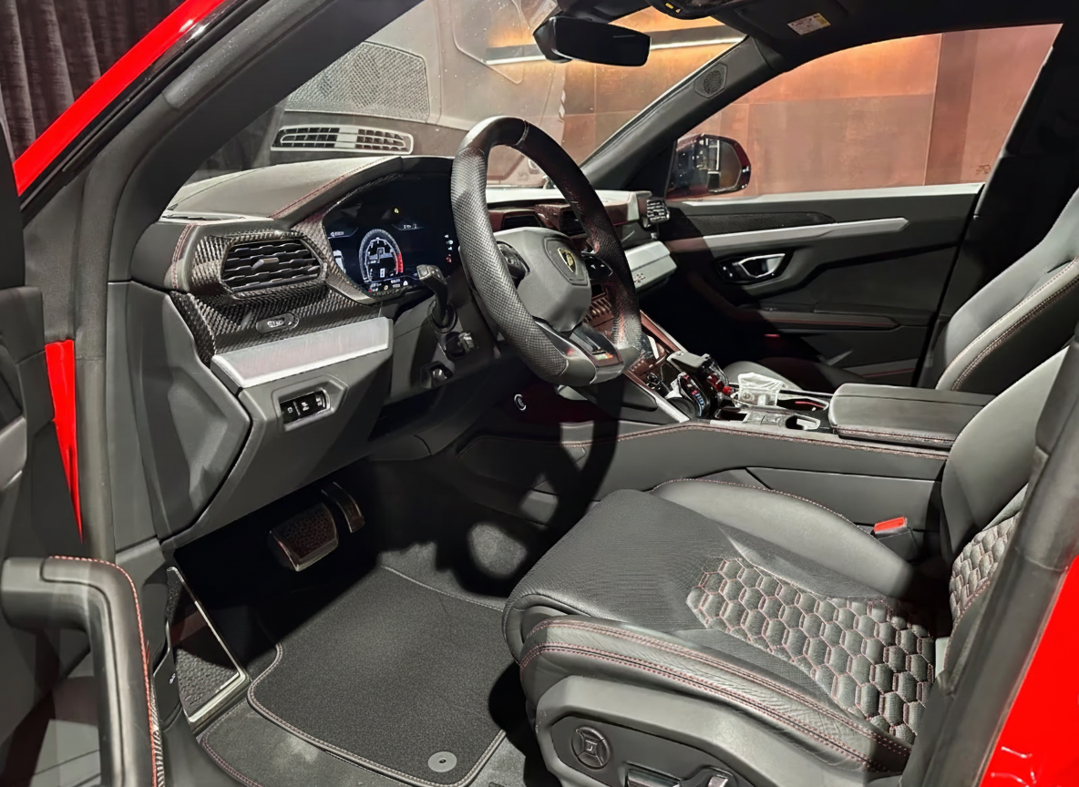 Tappetini per auto Lamborghini Urus in moquette nera su misura - AutoWin.EU