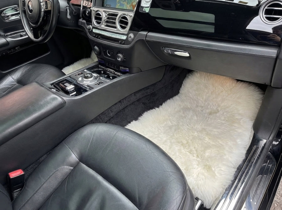 Tapis de voiture en peau de mouton blanche pour Rolls Royce Ghost Series II (2021-2024) | Marque ER56 Design