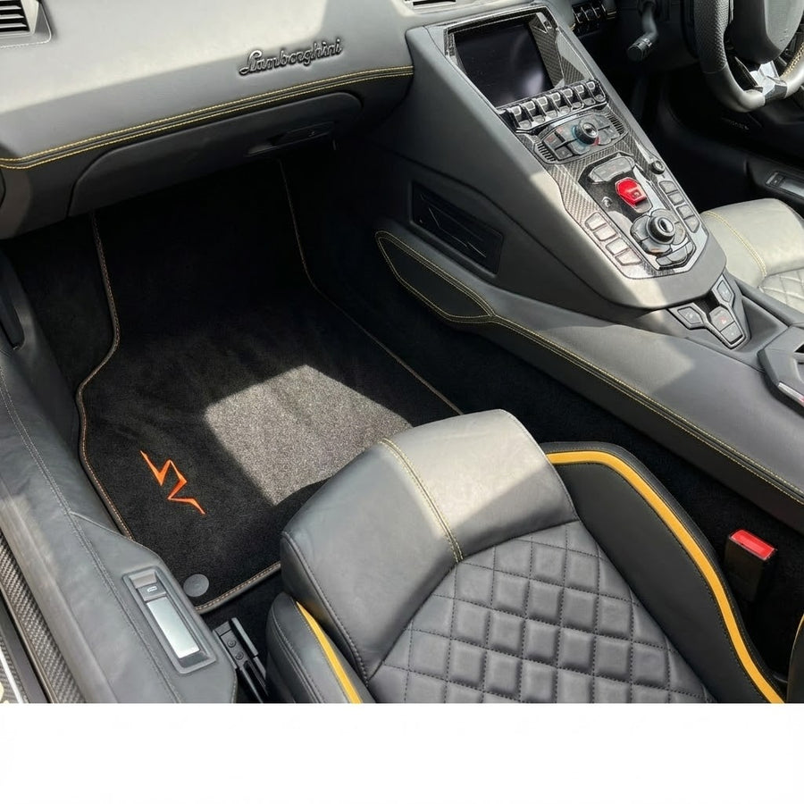 Schwarze Autofußmatten für Lamborghini Aventador SV | Orange Edition