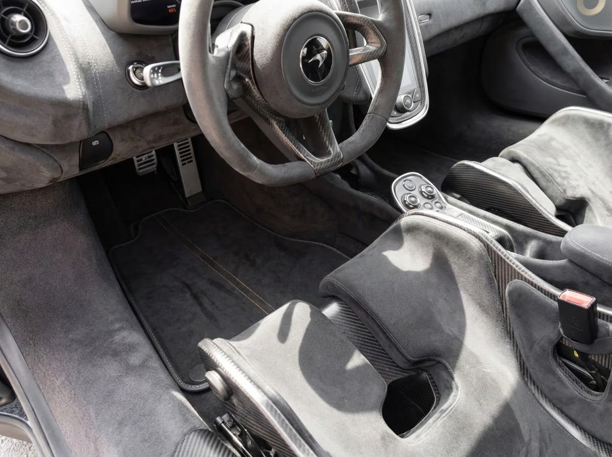 Tappetini per auto McLaren 600LT (2018-2020) in Alcantara nera su misura con cuciture arancioni