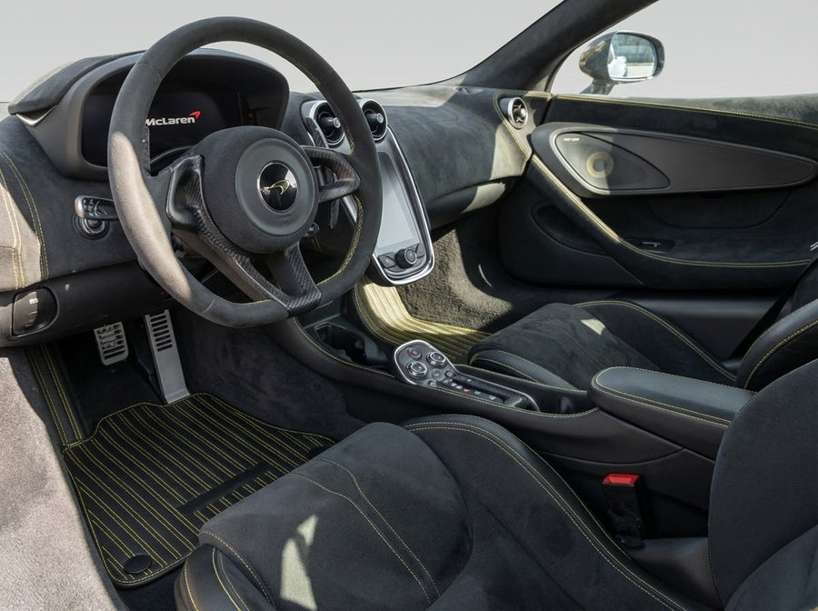 Tapis de voiture en cuir pour McLaren 570S (2015-2021) Tapis noirs avec couture jaune sur mesure