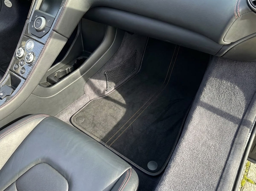 Alfombrillas de coche para McLaren MP4-12C (2011–2014) Alcantara negras a medida con costura naranja