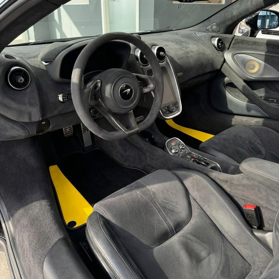 Schwarze Autofußmatten für McLaren 600 LT (2018-2020) mit gelben Leder