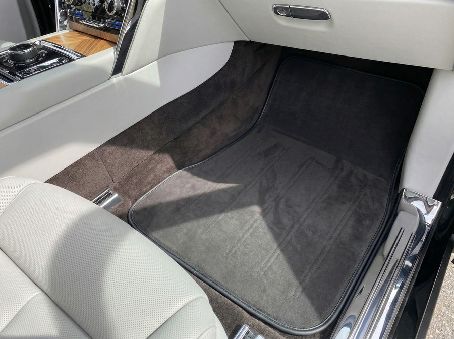 Tappetini in Alcantara per Rolls Royce Black Badge Cullinan
