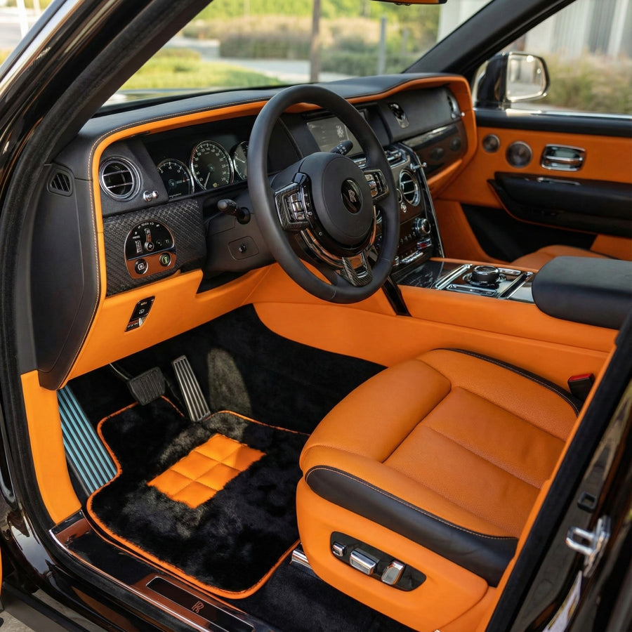 Schwarze Schaffell-Fußmatten für Rolls-Royce Cullinan, orangefarbener Lederbesatz
