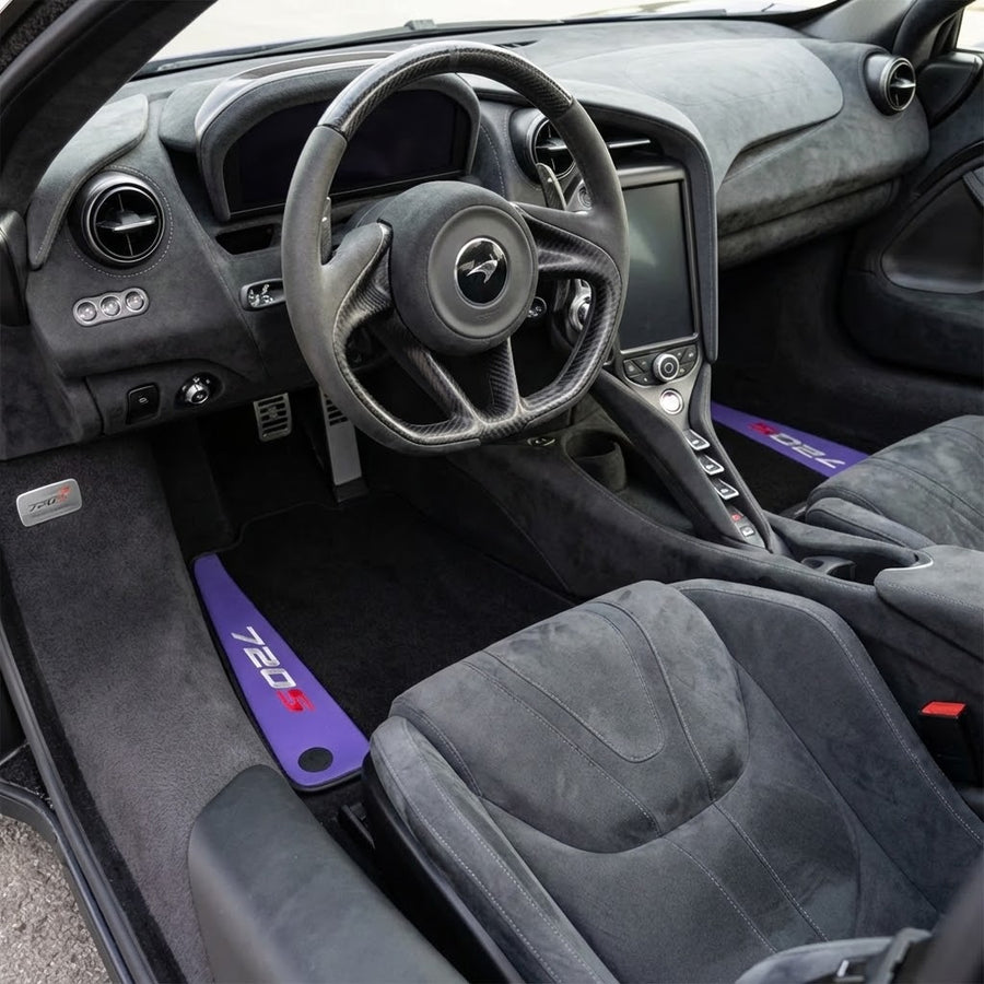 Lila Leder-Schwarze Fußmatten für McLaren 720S | Schwarzer Besatz
