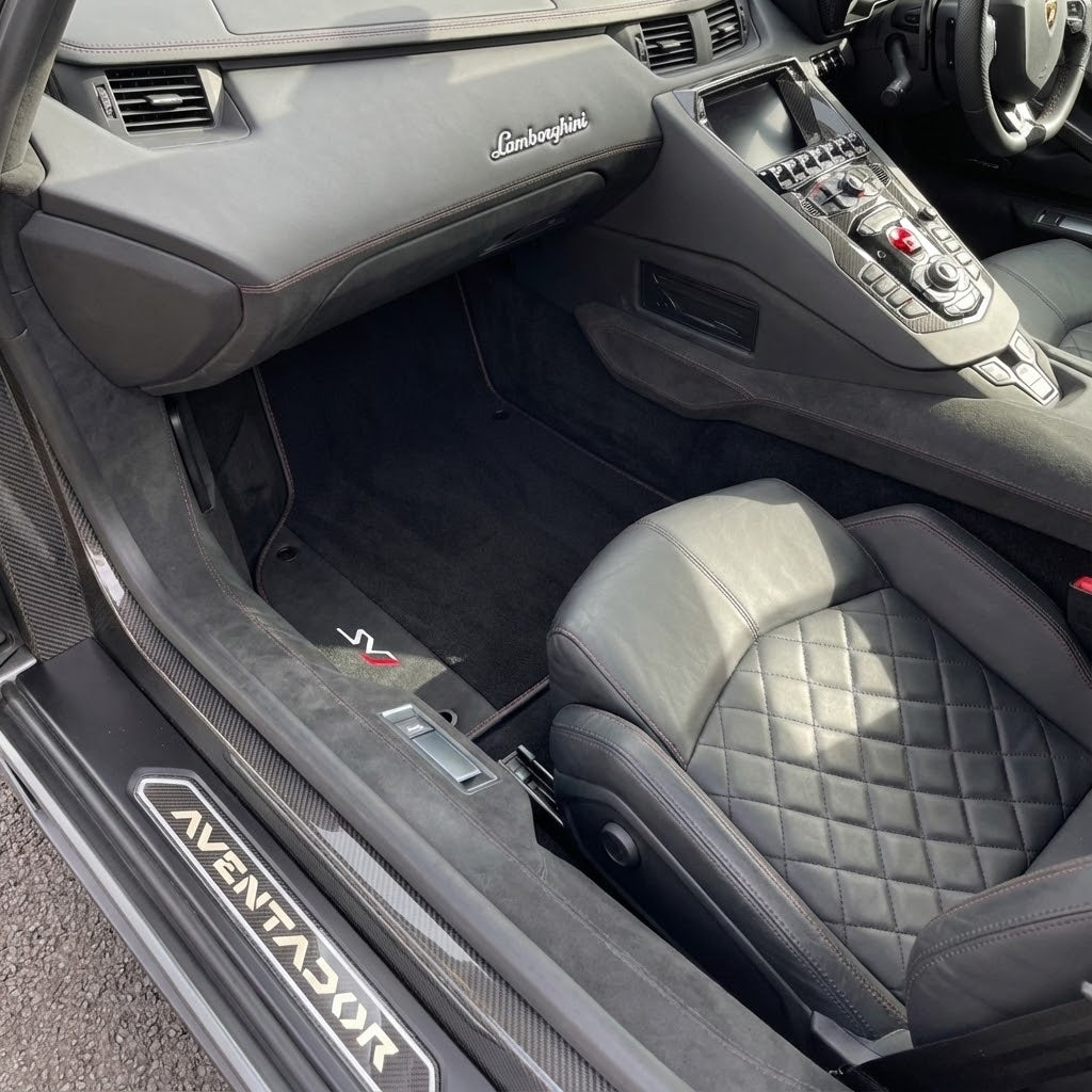 Tapis de voiture noirs pour Lamborghini Aventador SVJ avec cuir Alcantara