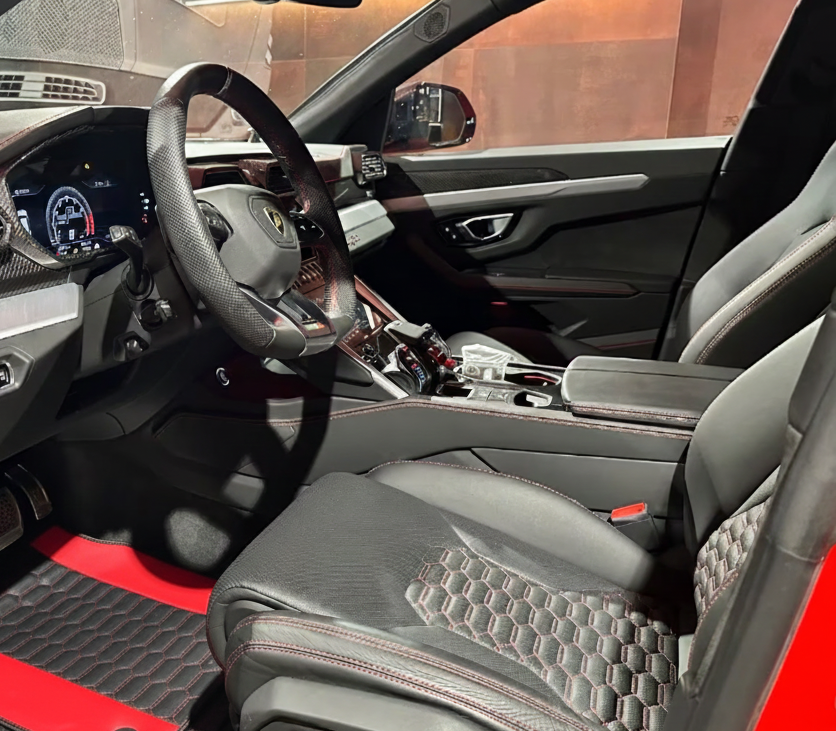 Schwarze Leder-Fußmatten für Lamborghini Urus S mit rotem Nappaleder