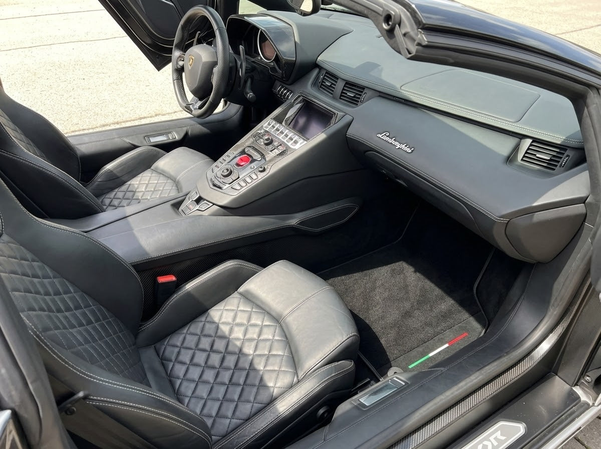 Tappetini per auto neri personalizzabili per Lamborghini Aventador in pelle Alcantara