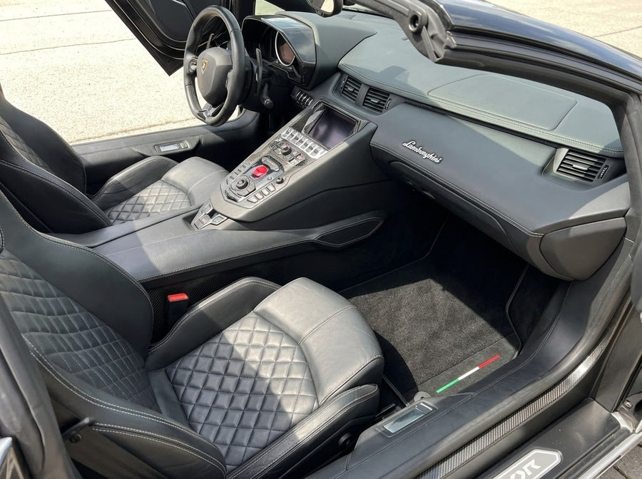 Alfombrillas de coche negras personalizables para Lamborghini Aventador con cuero Alcántara