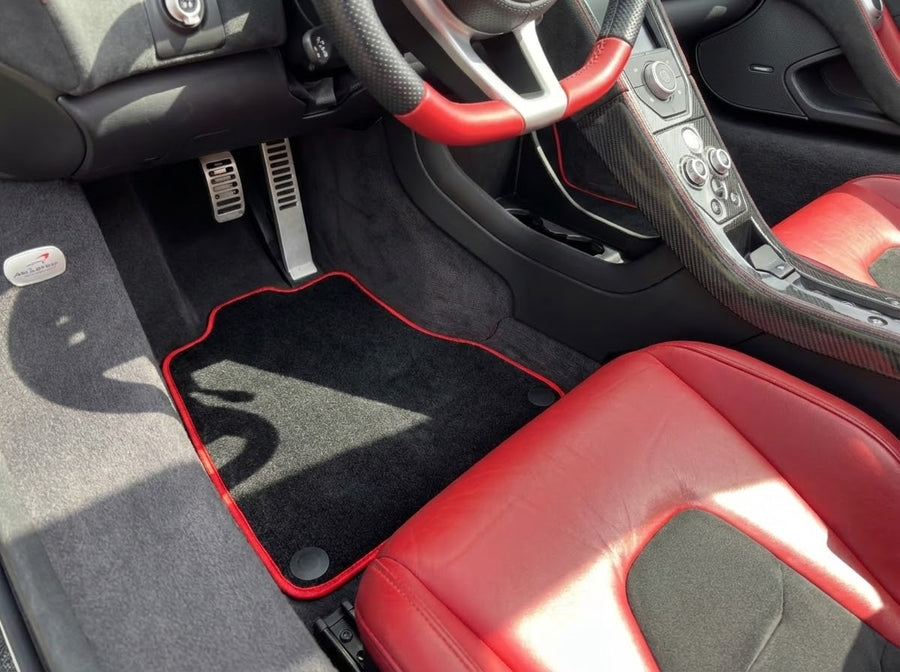 Tappetini per auto per McLaren MP4-12C (2011–2014) Tappetini neri su misura con rifinitura rossa