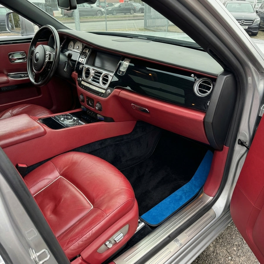 Maßgeschneiderte schwarze Fußmatten für Rolls Royce Ghost Serie I (2010–2020) mit blauem Alcantara