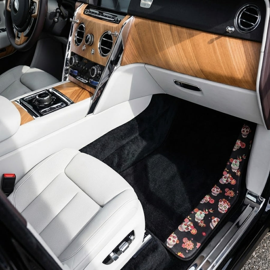 Schwarze Auto-Fußmatten für Rolls-Royce Cullinan (2018–2025) mit schwarzem Totenkopf-Blumendesign