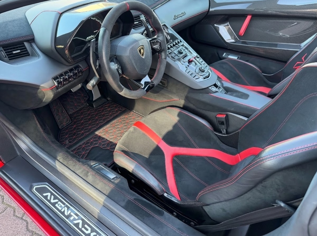 Tappetini in pelle personalizzabili per Lamborghini Aventador SV | Cucitura rossa