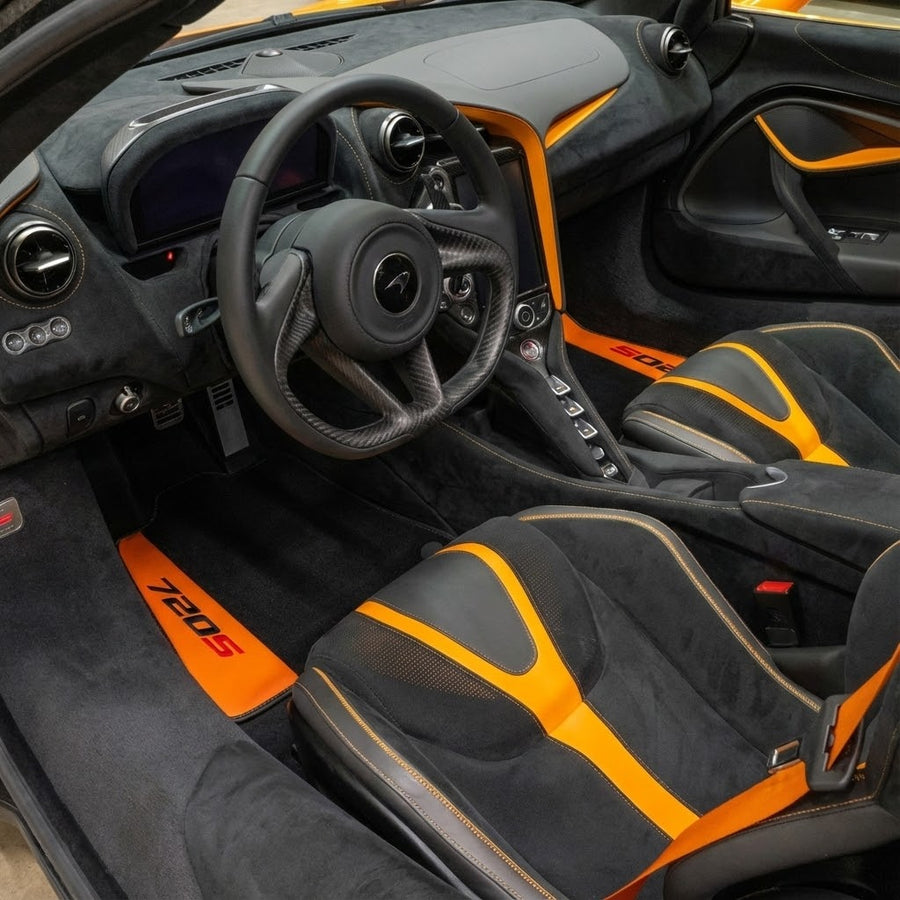 Schwarze Fußmatten für McLaren 720S (2017–2021) mit rotem Leder