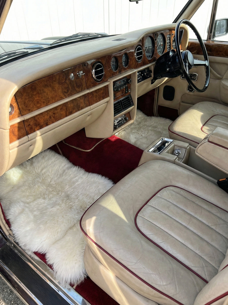 Weiße Schaffell-Fußmatten für Rolls Royce Shadow 1965–1977 Er56 Design Marke