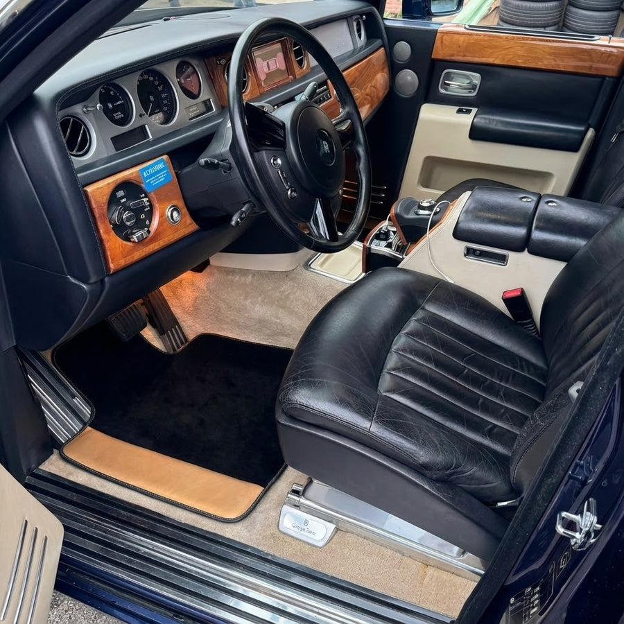 Schwarze Fußmatten für Rolls Royce Phantom Sedan (2003-2016) mit goldenem Leder
