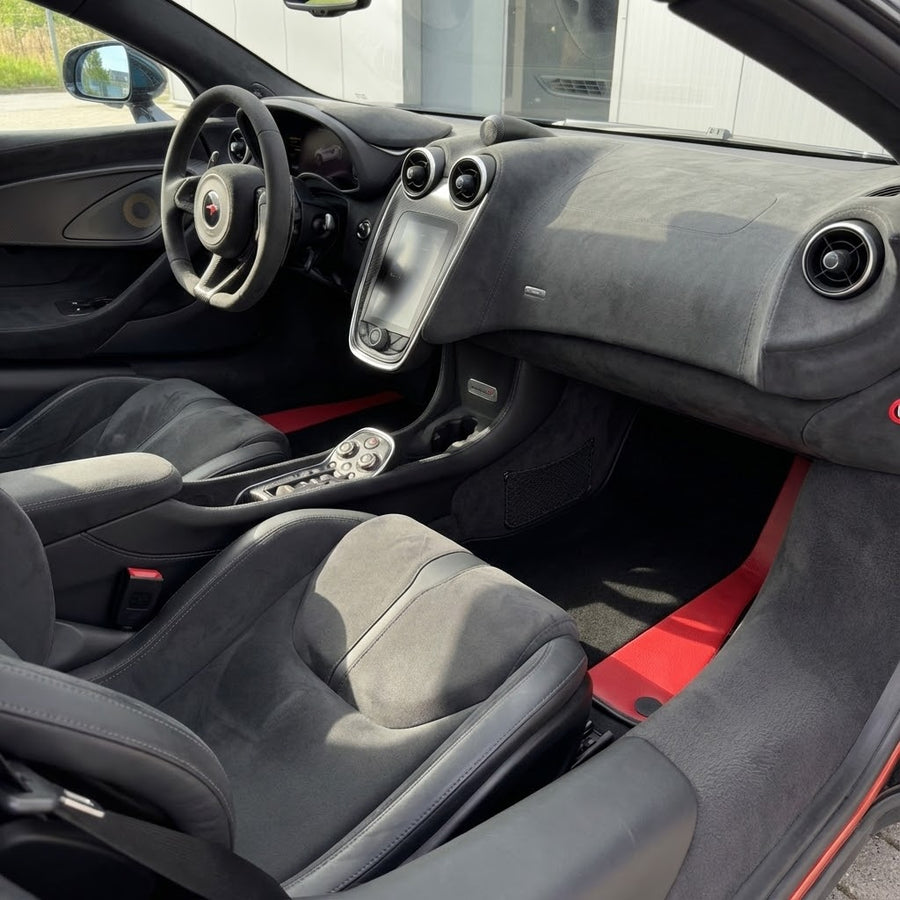 Schwarze Fußmatten für McLaren 720S (2017–2021) mit rotem Leder