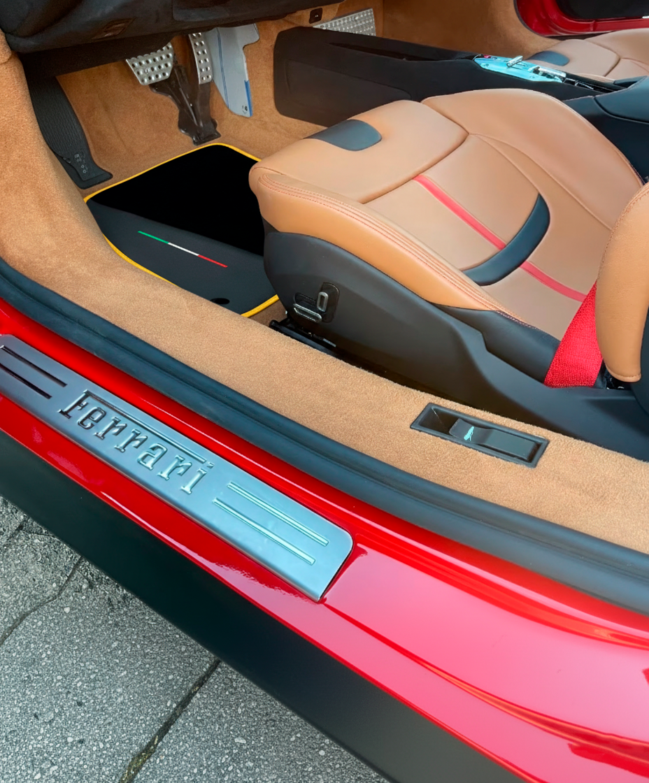 Schwarze Fußmatten für Ferrari SF90 Stradale (2019-2024) mit Leder und gelbem Rand