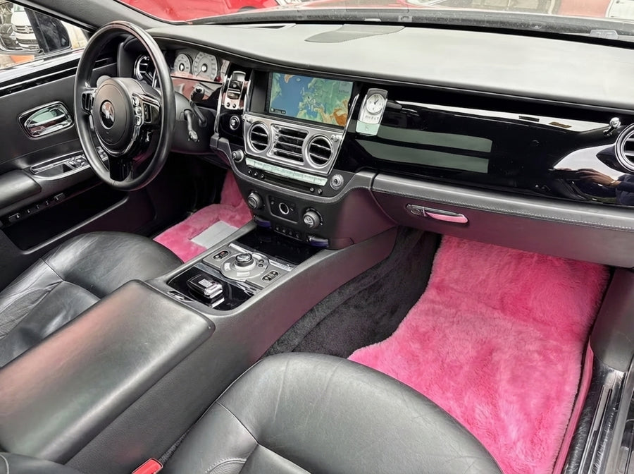 Rosa Schaffell-Fußmatten für Rolls Royce Ghost Serie II (2021-2024) Er56 Design Marke