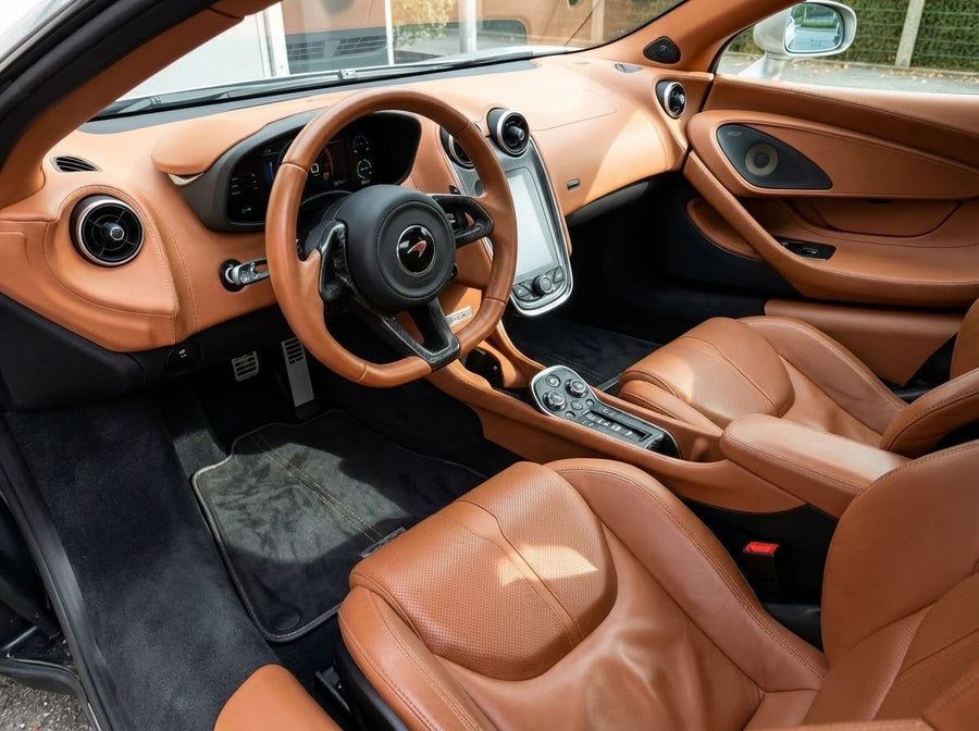 Fußmatten für McLaren 720S Alcantara, schwarze, maßgeschneiderte Teppiche mit orangefarbenen Nähten